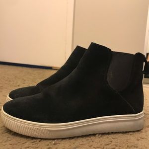 Size 6 blondo suede high rise sneaker